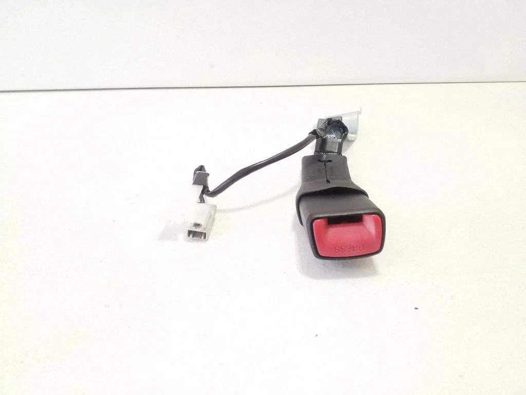 Rear seatbelt buckle E034501
