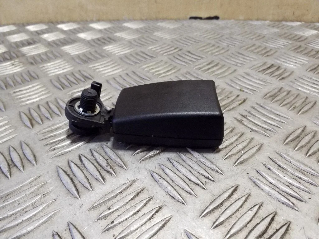 Rear seatbelt buckle 7P0857754