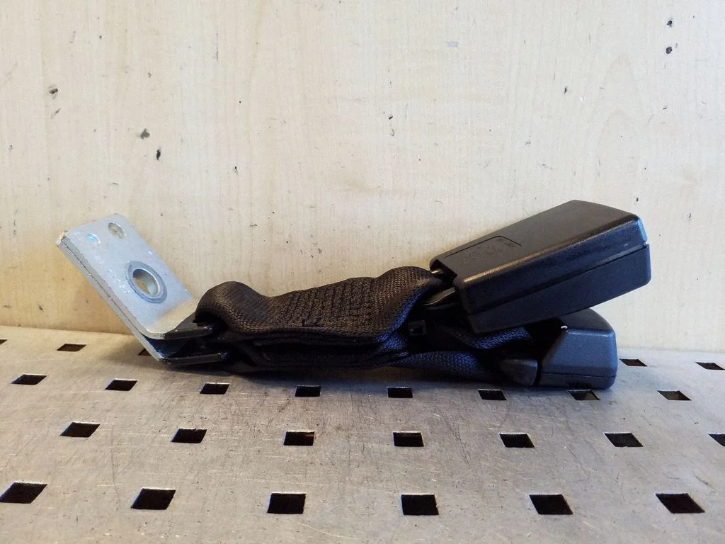 Tagumise turvavöö pannal 2R83F60044