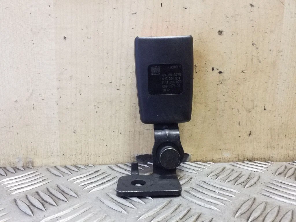 Rear seatbelt buckle 609957800
