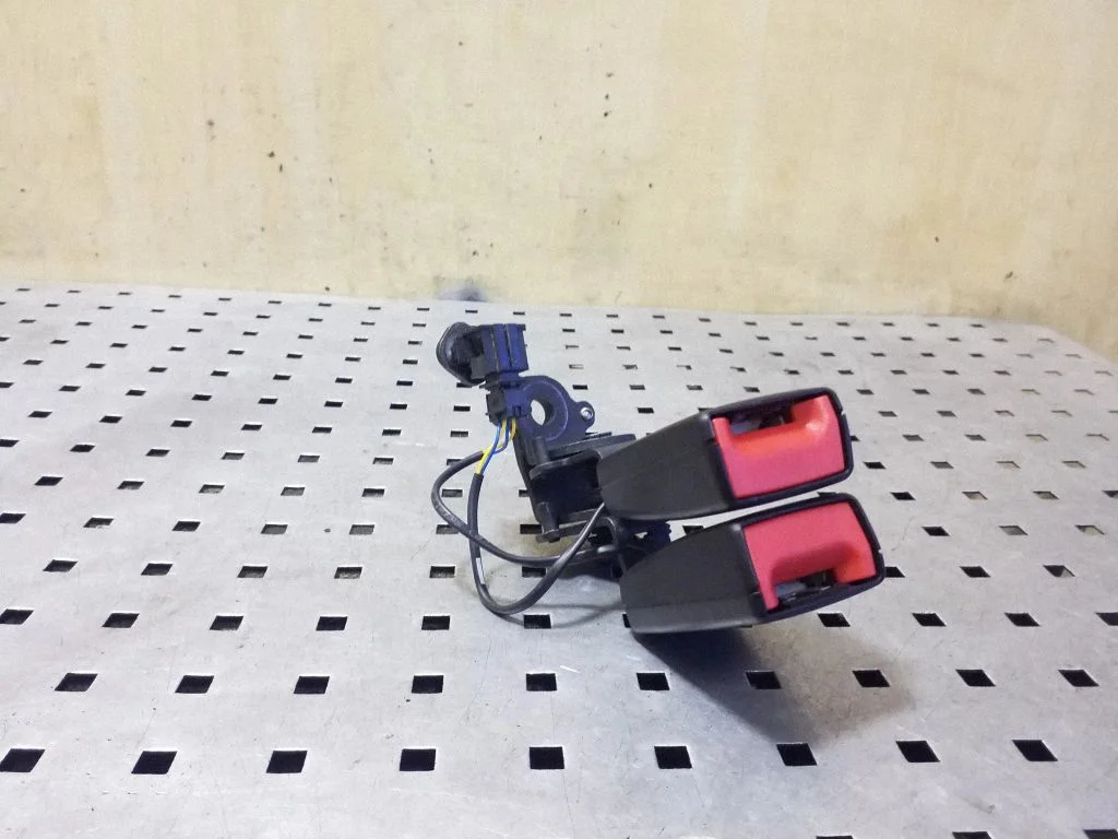 Rear seatbelt buckle 8V0857739QVZ