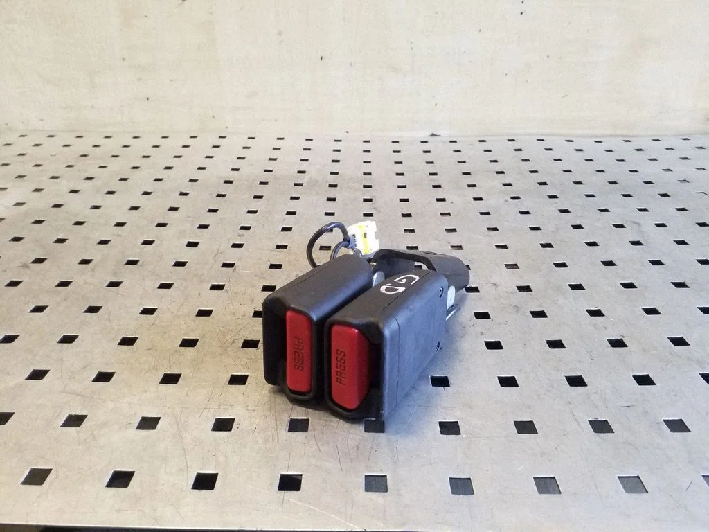 Rear seatbelt buckle 96737609XT