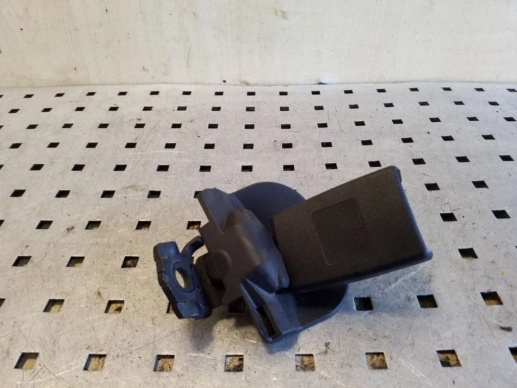 Rear seatbelt buckle 8T0857739B