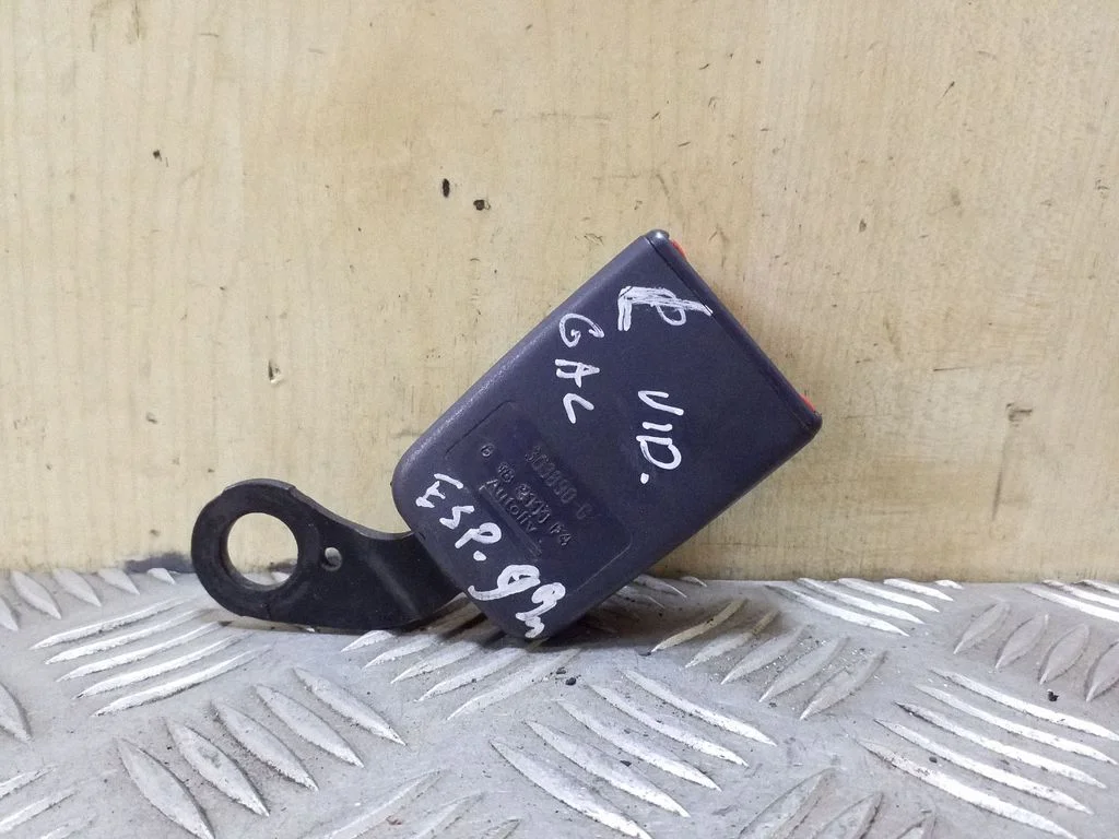 Rear seatbelt buckle 303890G