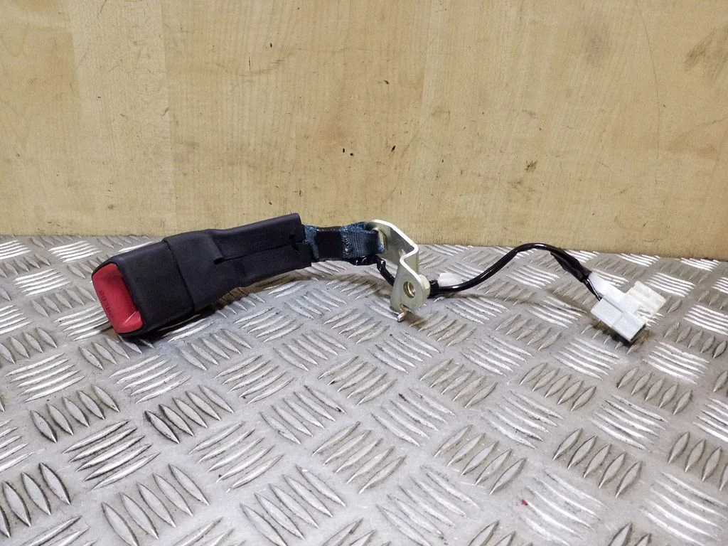 Rear seatbelt buckle – right