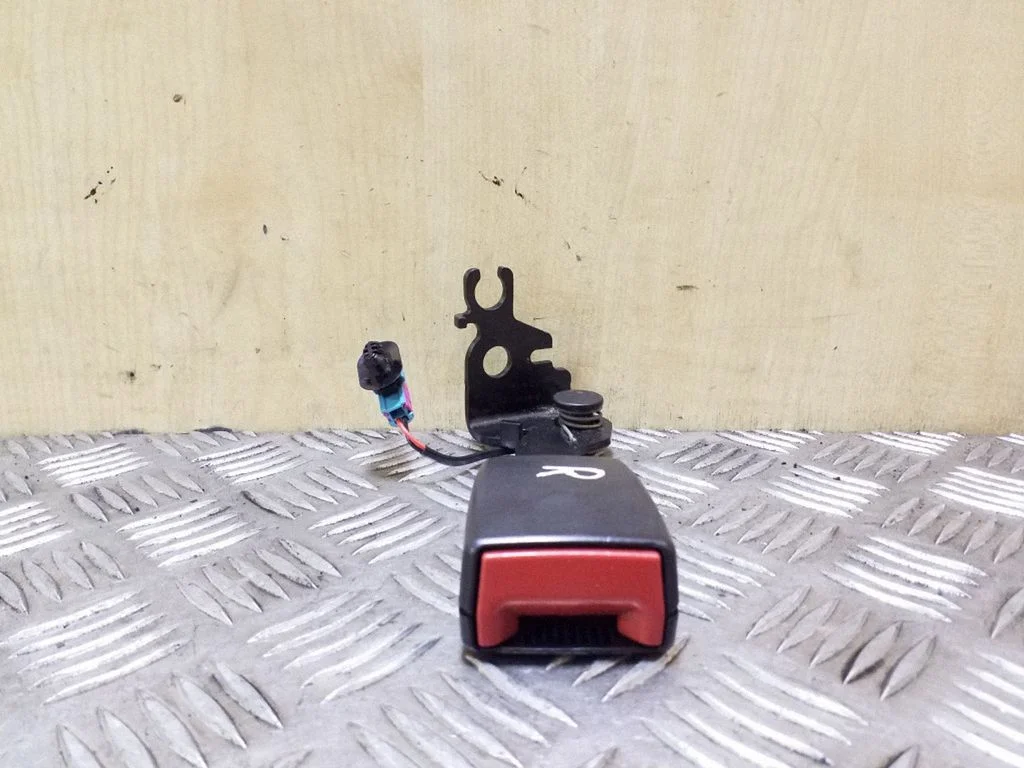 Rear seatbelt buckle – Volvo XC60 (2009-2013)
