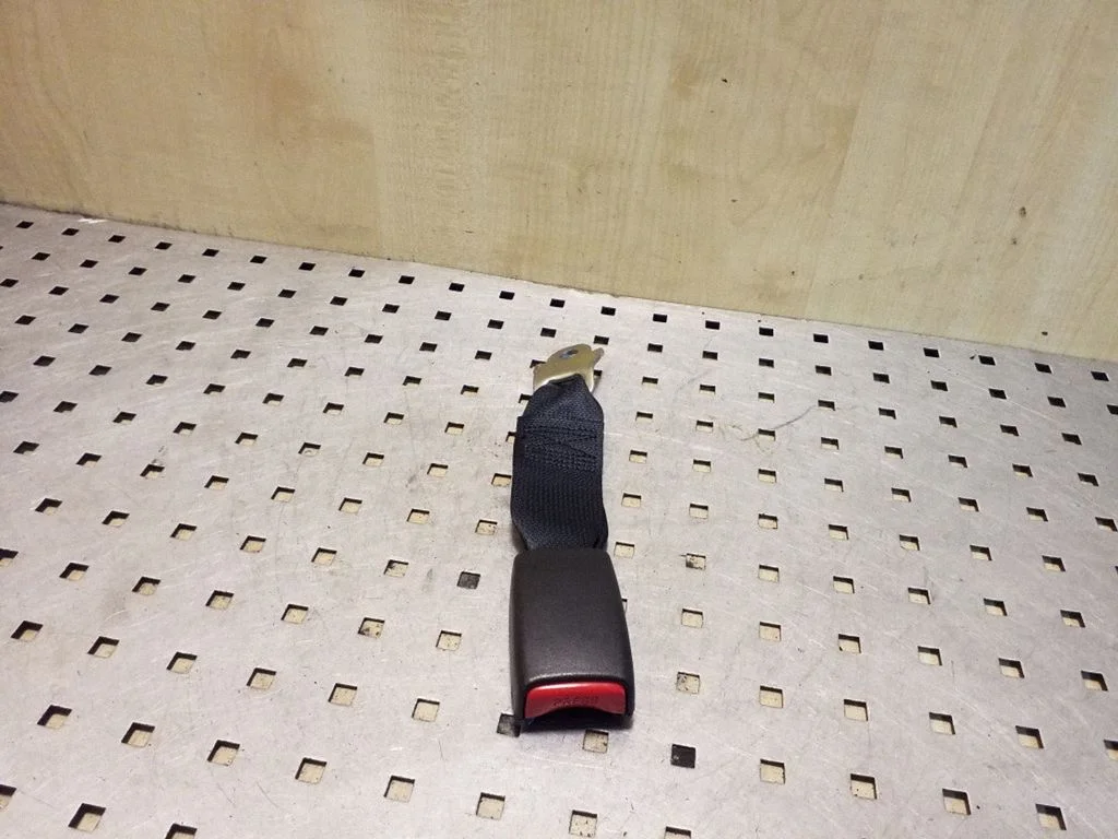 Rear seatbelt buckle – Toyota Corolla E120 E130 (2004-2007)