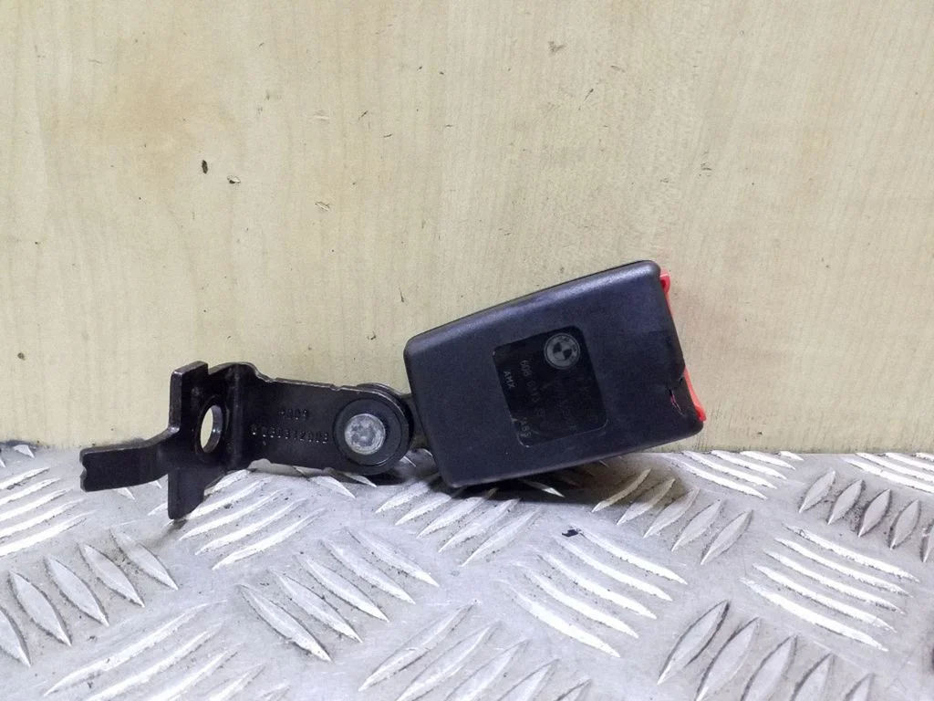 Rear seatbelt buckle 7171197