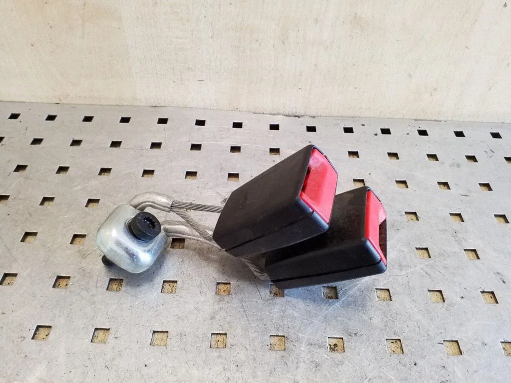 Aizmugurējās drošības jostas sprādze 3C0857739B