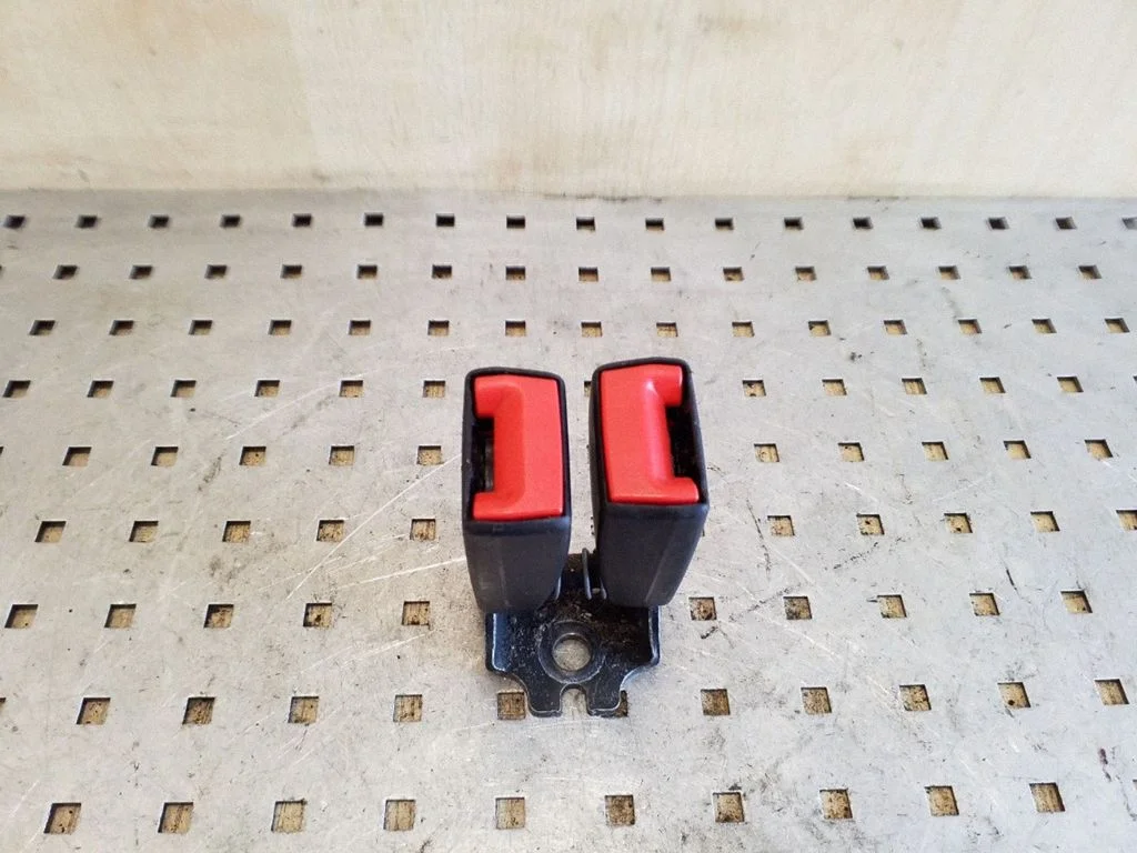 Rear seatbelt buckle 34068897