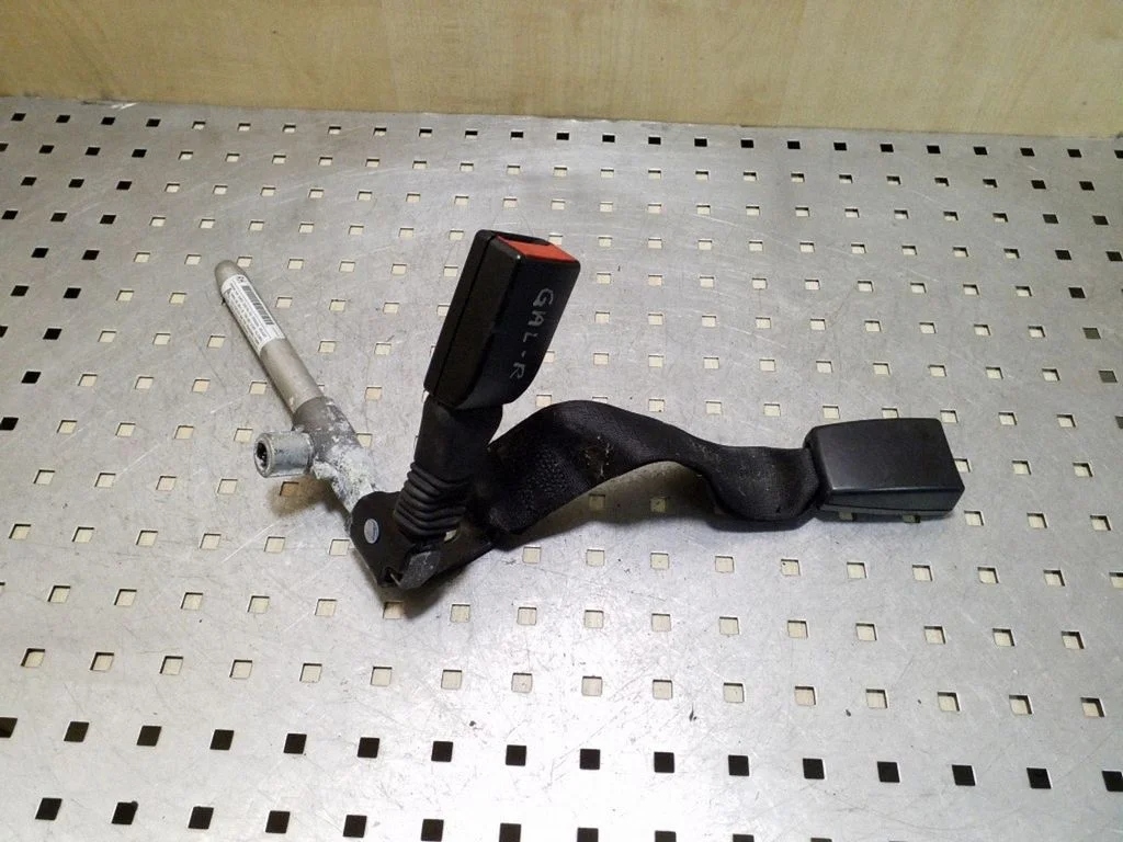 Rear seatbelt buckle 6975364