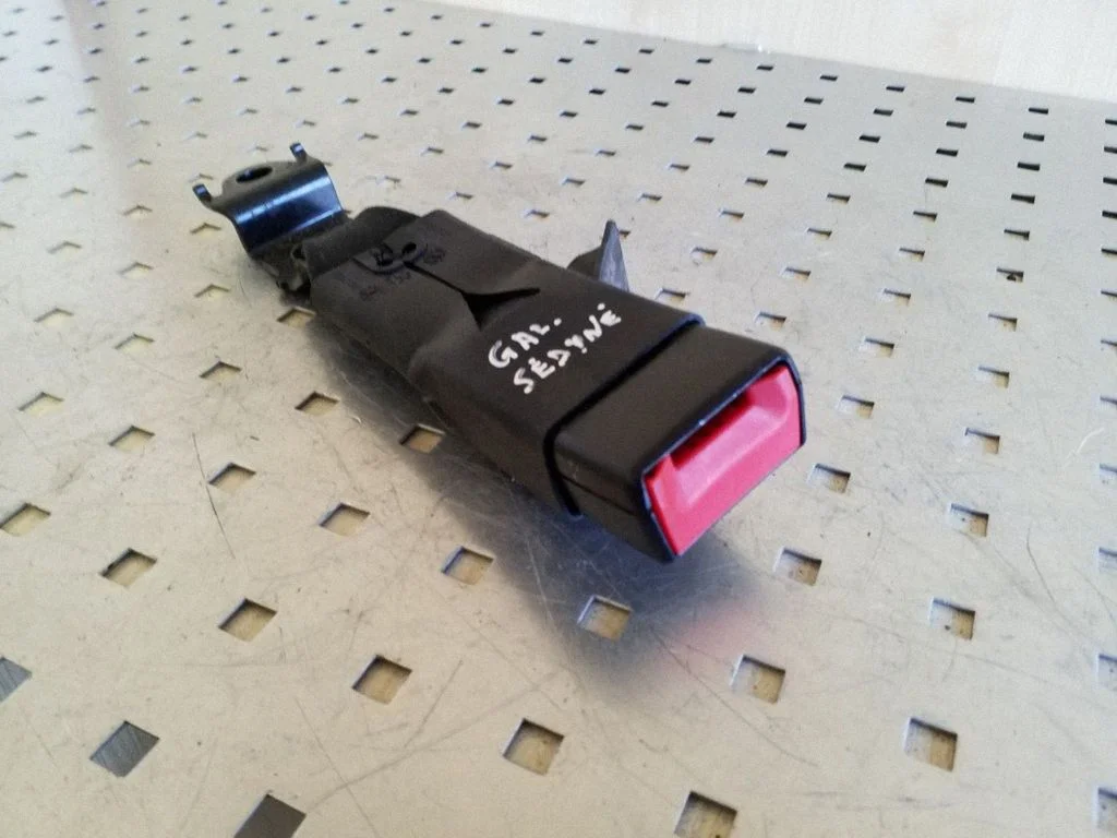 Rear seatbelt buckle 609311000