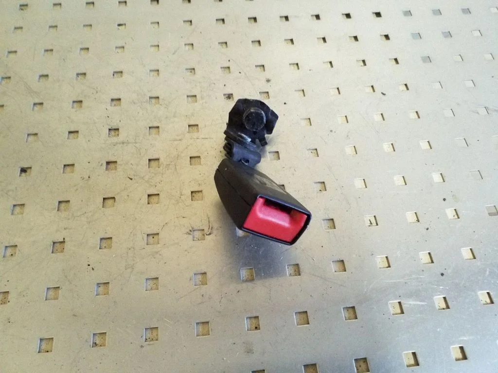 Rear seatbelt buckle – Audi A5 Sportback 8TA (2009-2016)