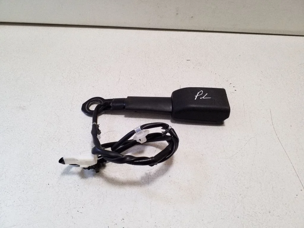 Front seatbelt buckle – Nissan Navara D23 (2015-)