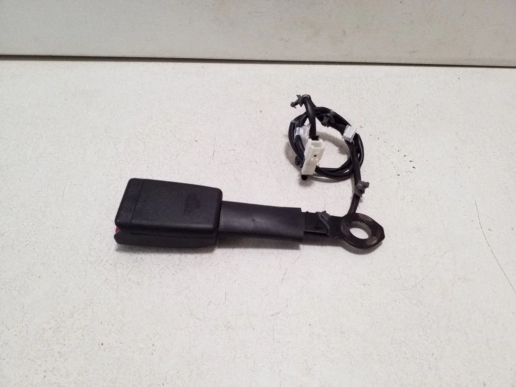 Front seatbelt buckle – Nissan Navara D23 (2015-)