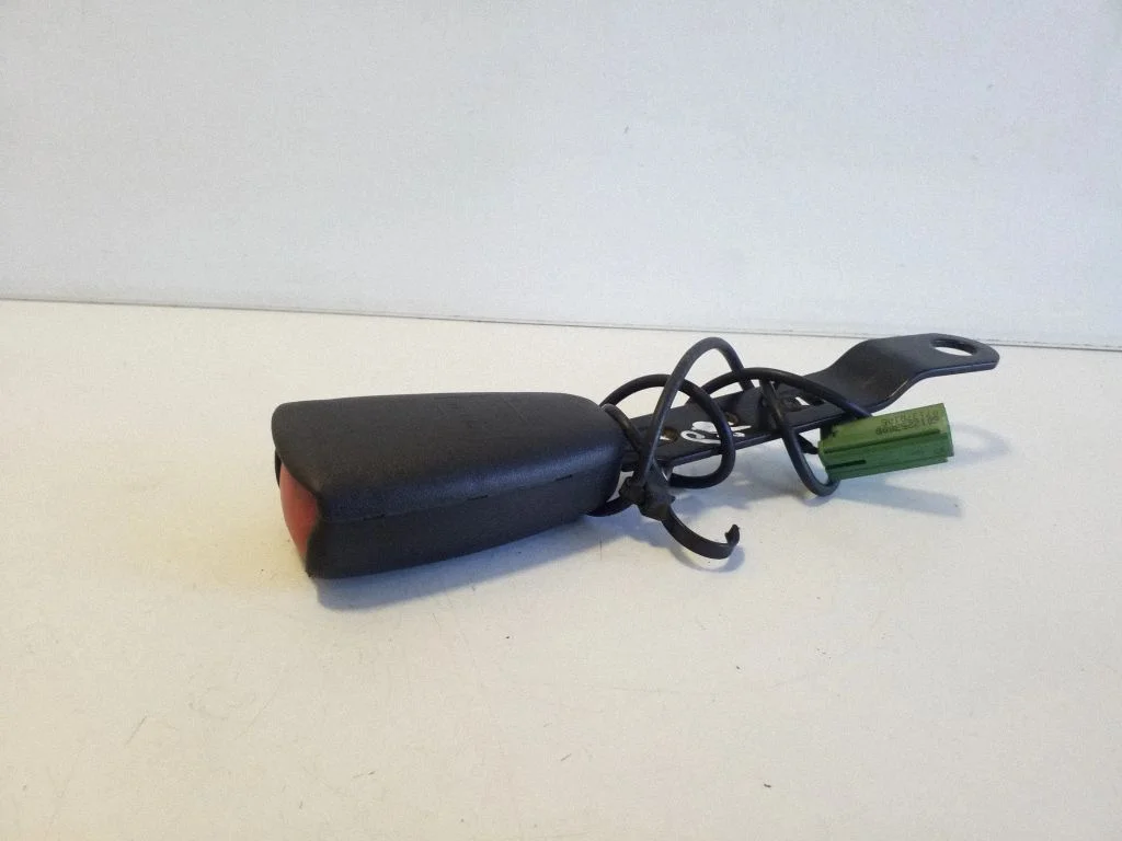 Priekšējās drošības jostas sprādze 8623456