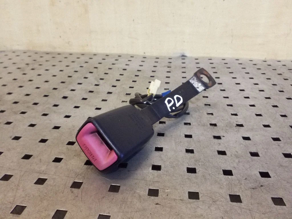 Eesmise turvavöö pannal E034501