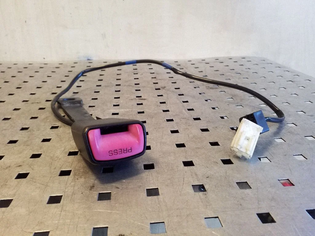 Zapięcie pasa przednie E034501 – Subaru Forester SH (2008-2013)