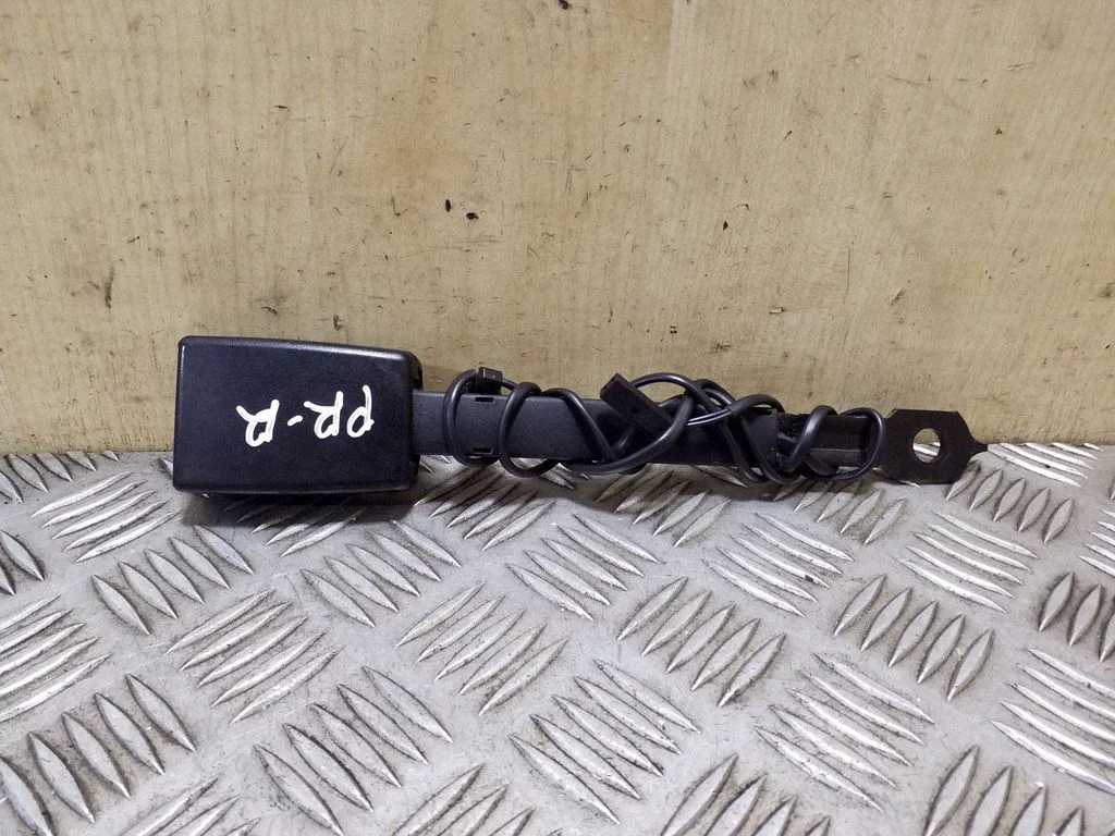 Front seatbelt buckle – Volkswagen Tiguan (2007-2016)