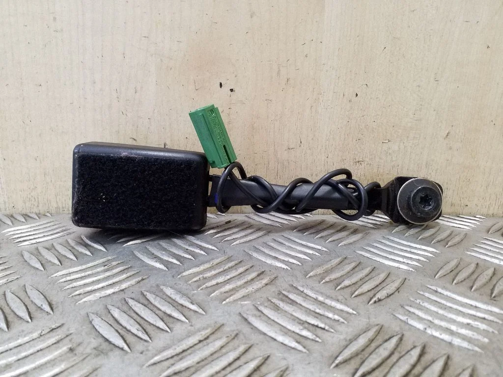 Front seatbelt buckle – Volvo V40 (2012-2019)