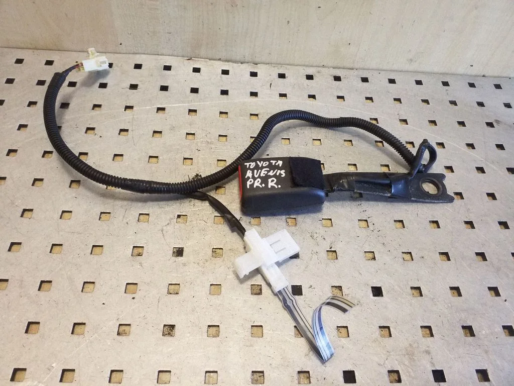 Front seatbelt buckle – right