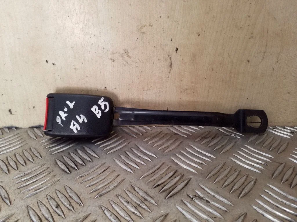 Priekšējās drošības jostas sprādze 8D0857755