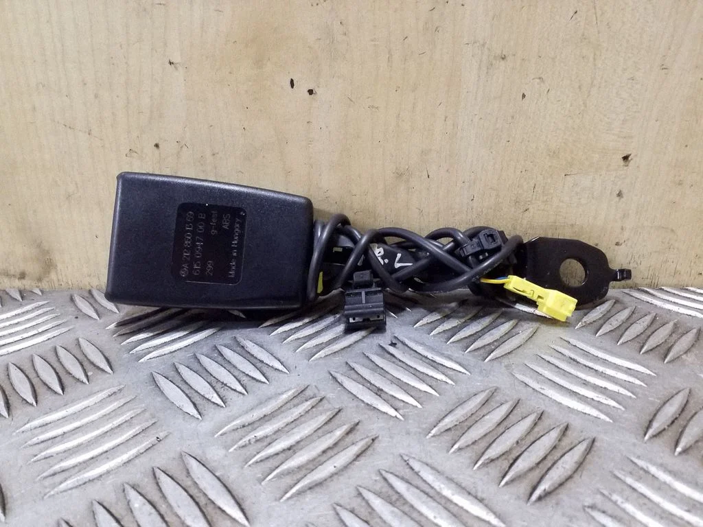 Front seatbelt buckle – Mercedes-Benz E-Class W212 (2009-2016)