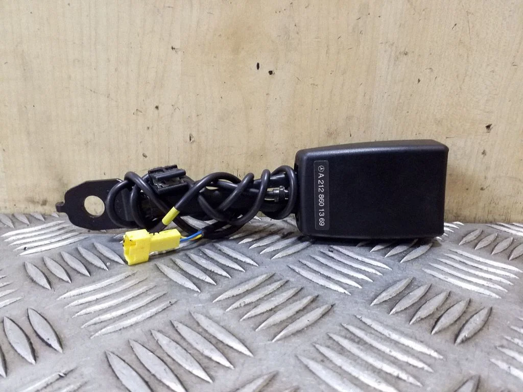 Front seatbelt buckle – Mercedes-Benz E-Class W212 (2009-2016)