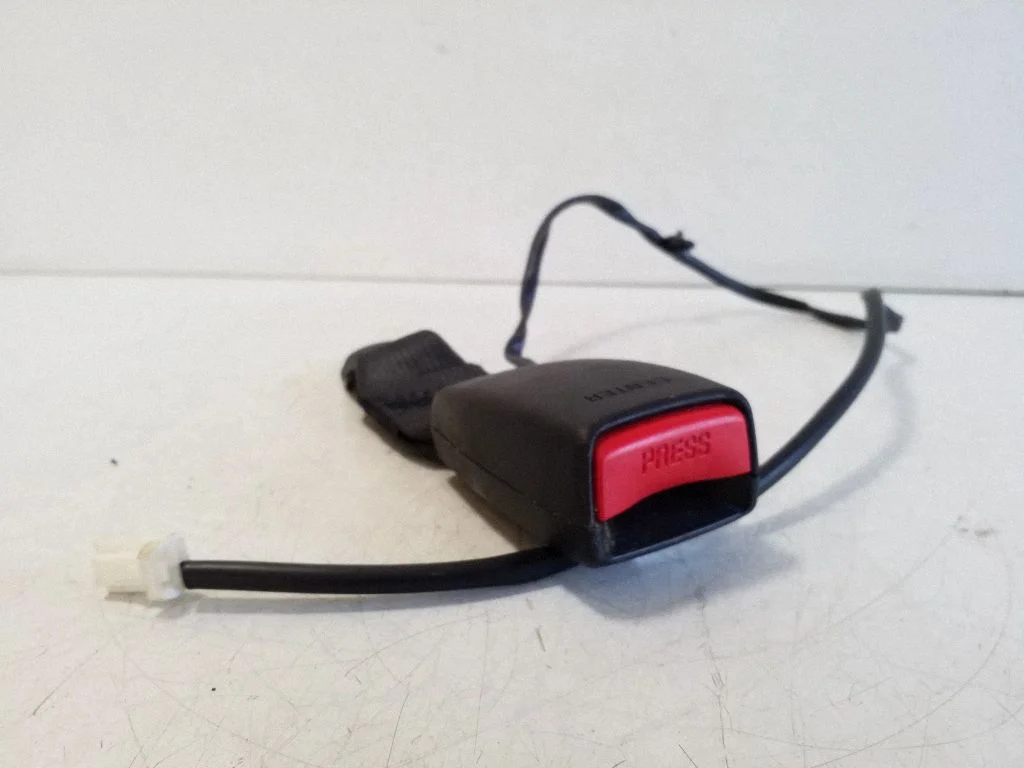 Middle seatbelt buckle (rear) – Nissan X-Trail T32 (2014-2021)