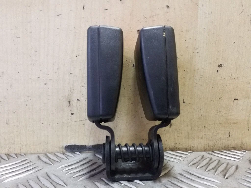 Middle seatbelt buckle (rear) – Opel Astra H (2004-2012)