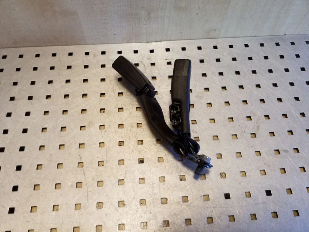 Middle seatbelt buckle (rear) 7348005060C