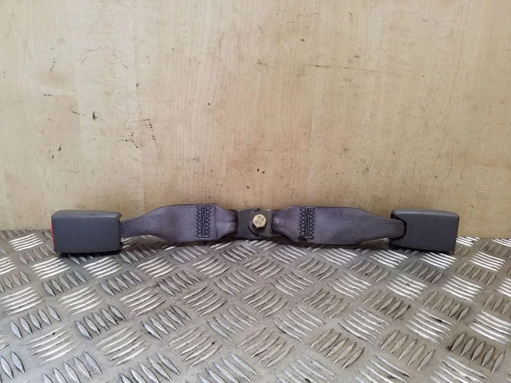 Middle seatbelt buckle (rear) – Mazda 6 (2002-2008)