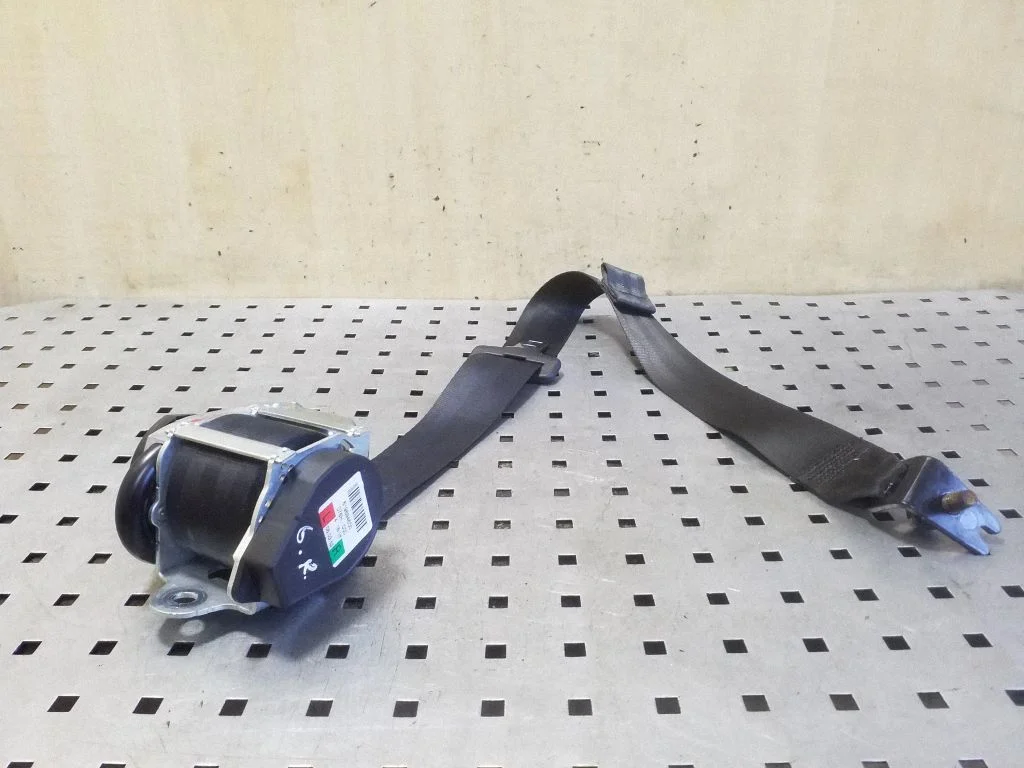 Aizmugurējā drošības josta – Volvo V40 (2012-2019)