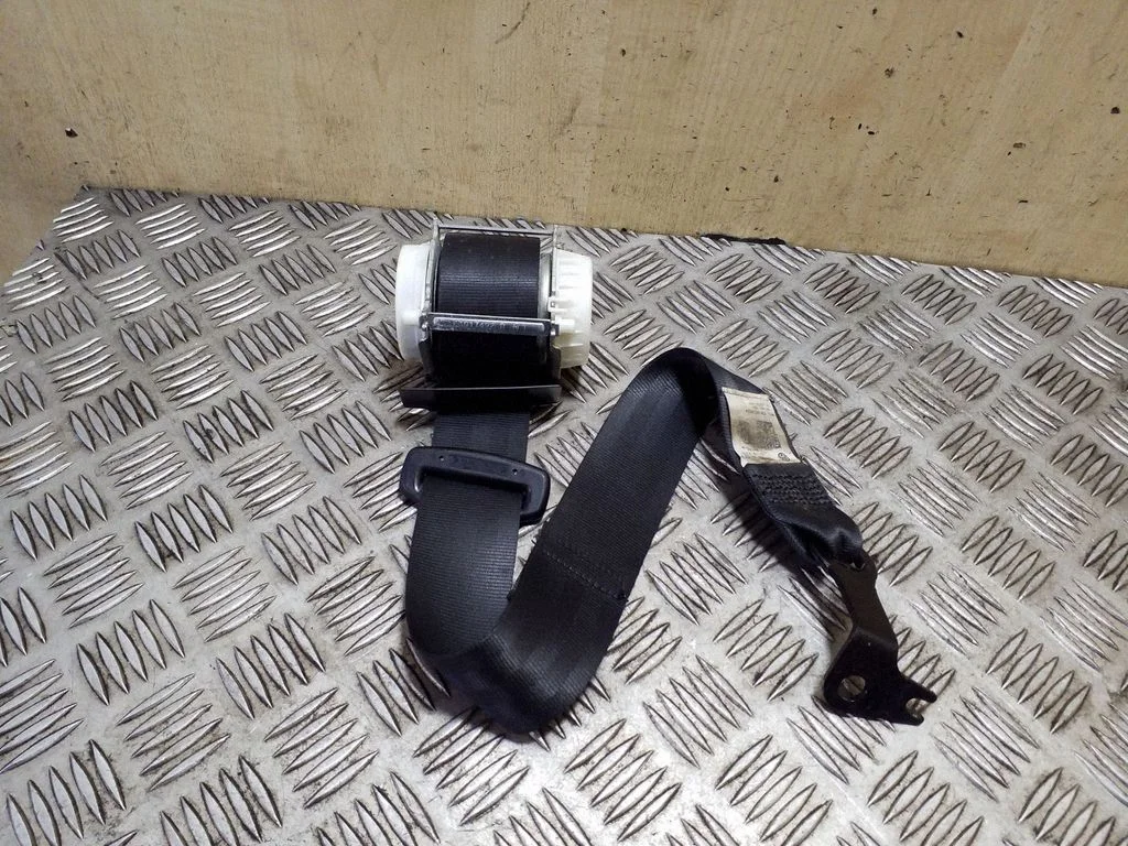 Rear seatbelt – Volkswagen Golf Plus (2005-2013)