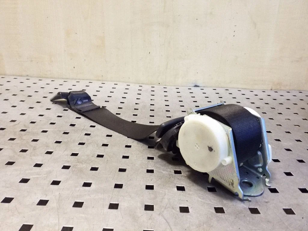 Tagumine turvavöö 34025084B