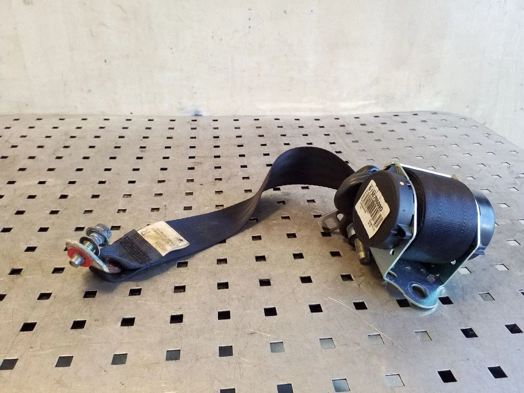 Rear seatbelt – Nissan Juke I F15 (2010-2018)