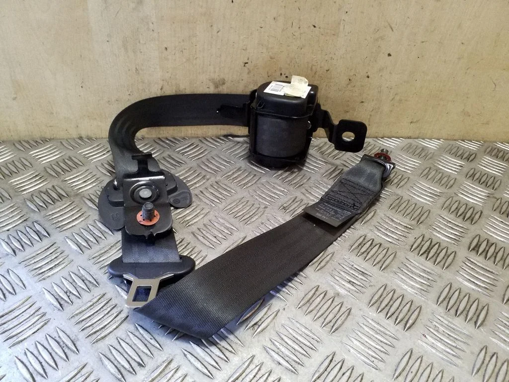 Rear seatbelt 898202Y2009P