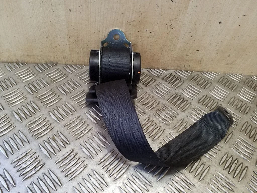 Rear seatbelt – Nissan Juke I F15 (2010-2018)
