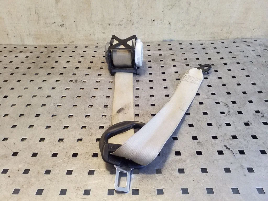 Rear seatbelt 3052985