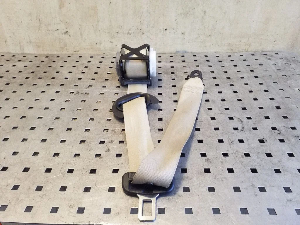 Rear seatbelt 7P0857805