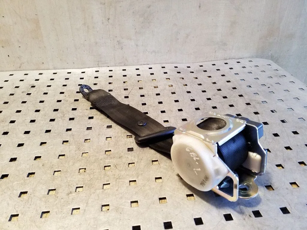 Rear seatbelt A045014