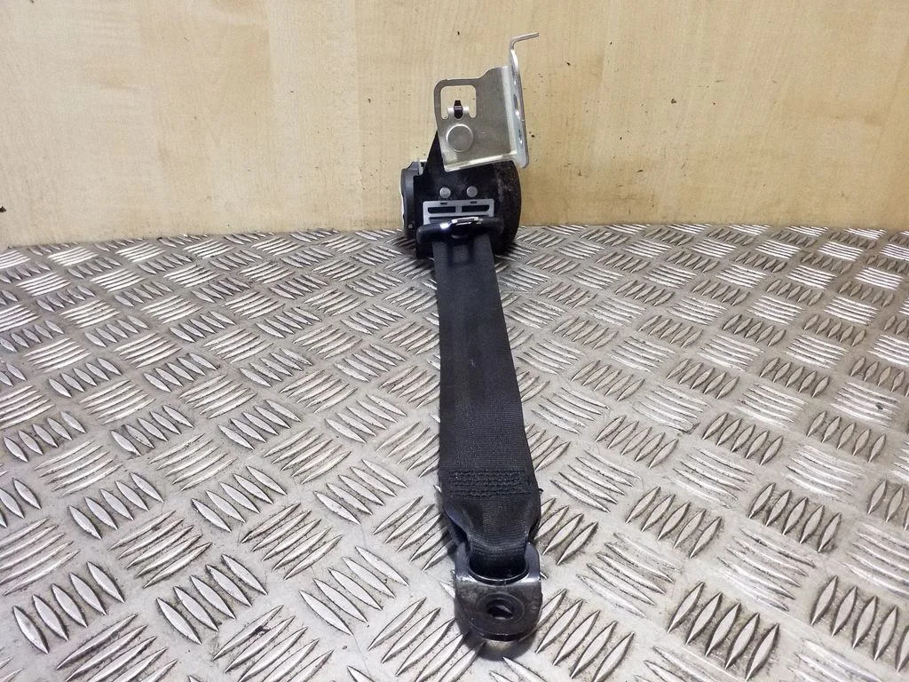 Rear seatbelt – Toyota Avensis T270 (2009-2012)