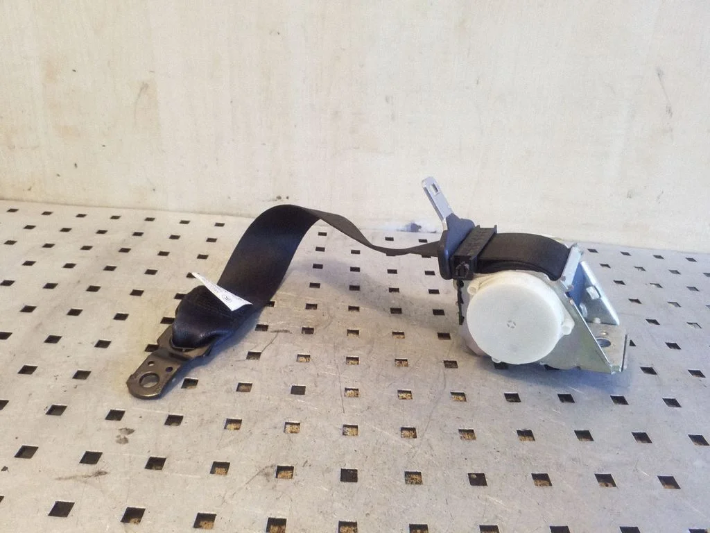 Rear seatbelt 33054574D
