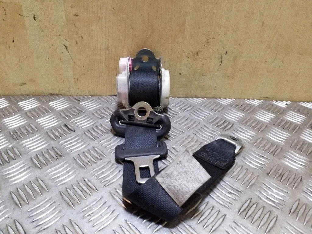 Rear seatbelt – Toyota Yaris Verso (1999-2005)
