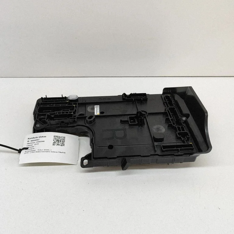 Virsbūves modulis – Tesla Model Y (2020-)