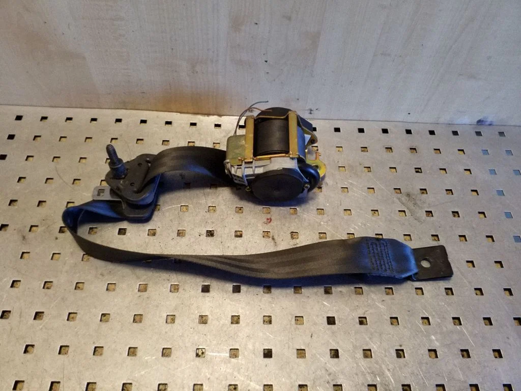 Rear seatbelt – left