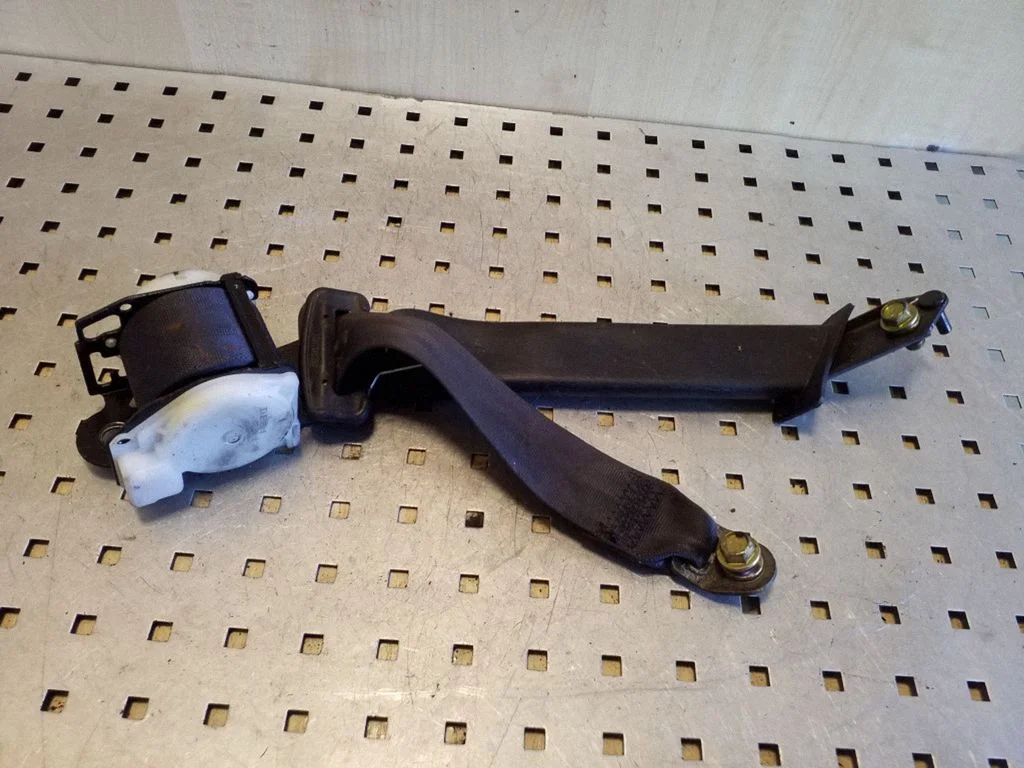 Rear seatbelt TK523ES088