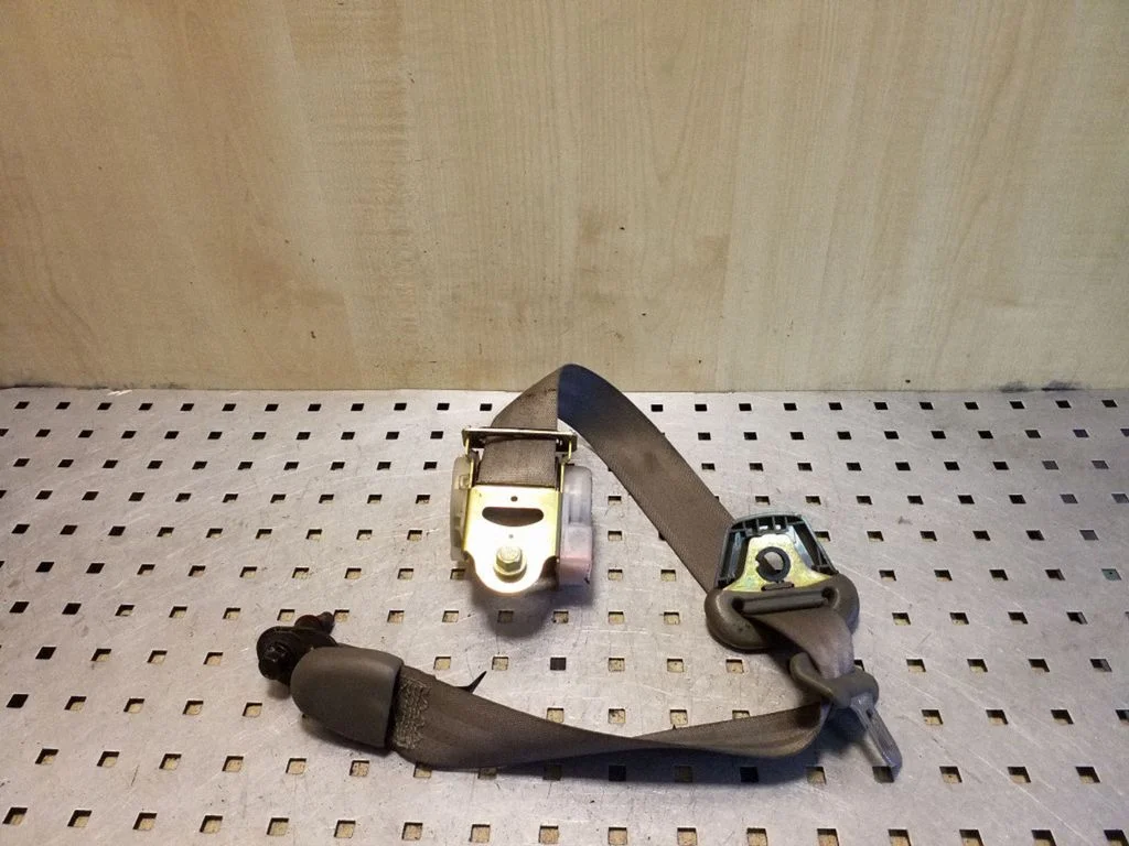 Rear seatbelt – left