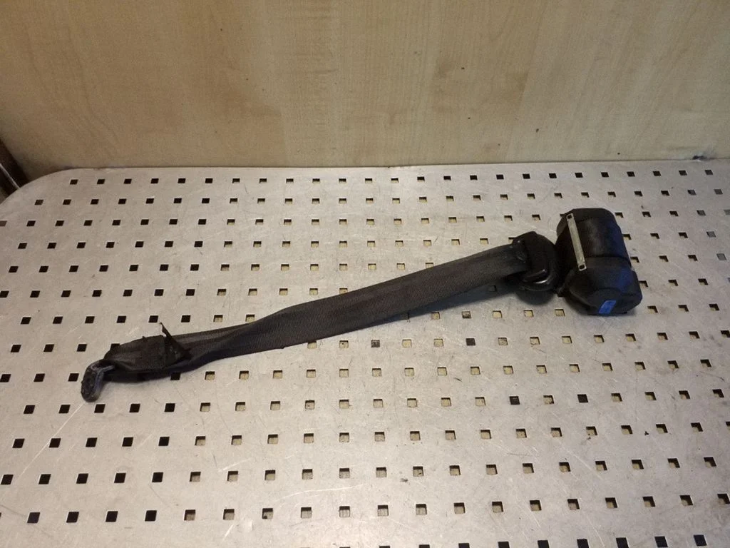 Rear seatbelt 1U9857448B