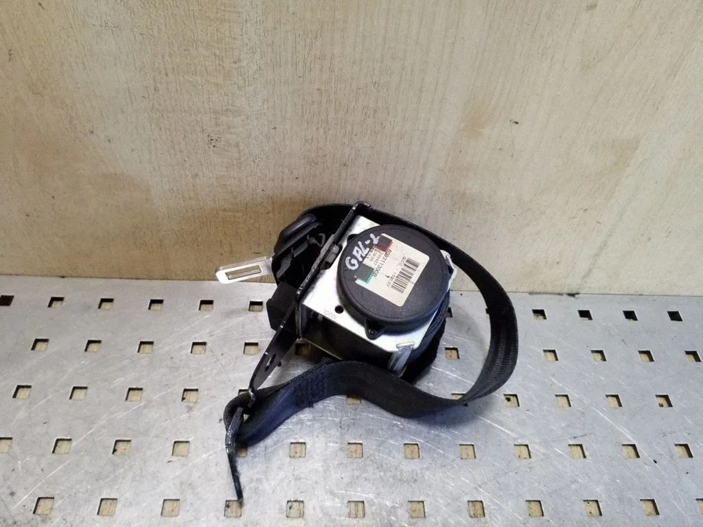 Rear seatbelt – Toyota Avensis T270 (2009-2012)